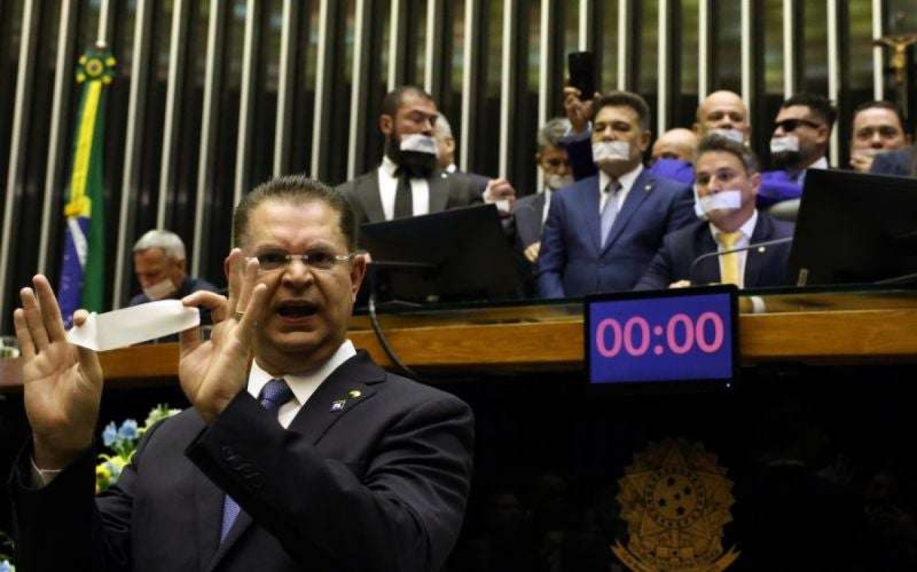 Oposição faz pressão máxima para votar anistia e quer projeto na pauta amanhã