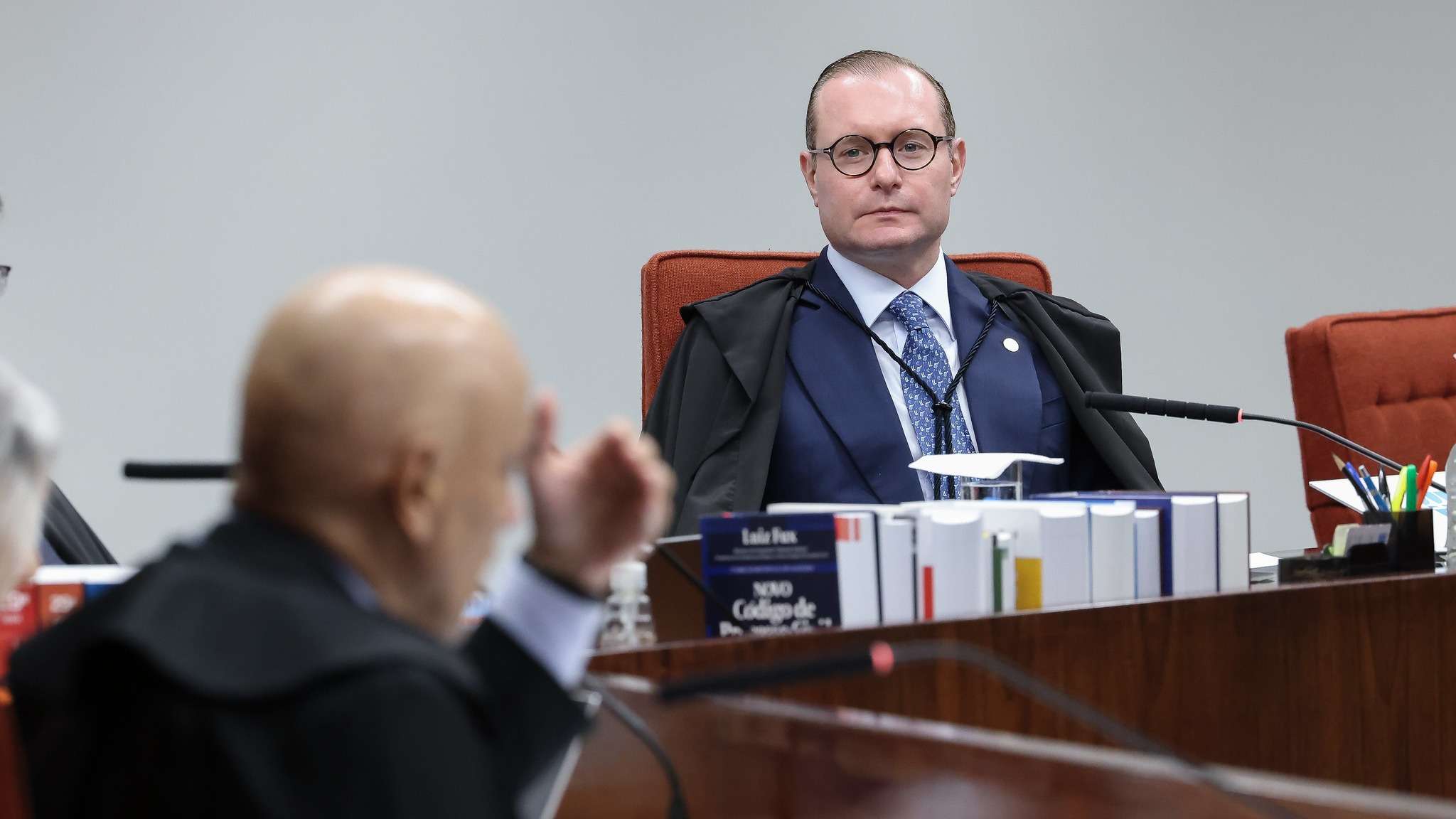 No desespero pela Papuda, Moraes ignora completamente a Lei