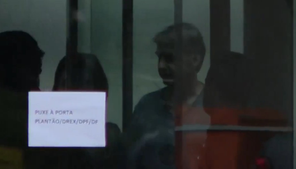 Estranhamente, PF proíbe entrada de refeições da família para Bolsonaro