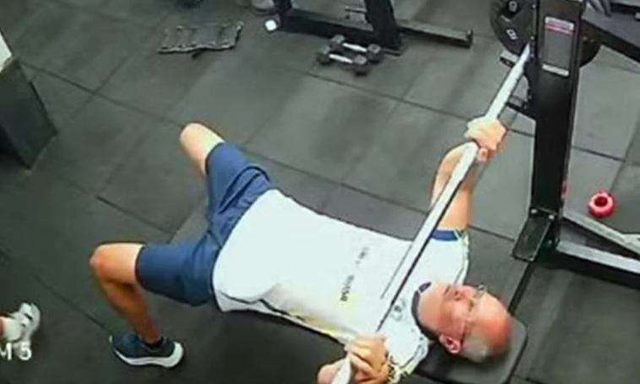 Homem morre em academia atingido por barra de supino (veja o vídeo)