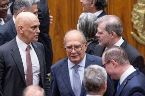 CLIMA PEGA FOGO NO STF E MORAES VIROU ALVO