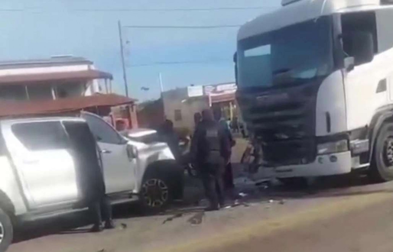Mulher entra em surto, faz manobras arriscadas e bate de frente com caminhão