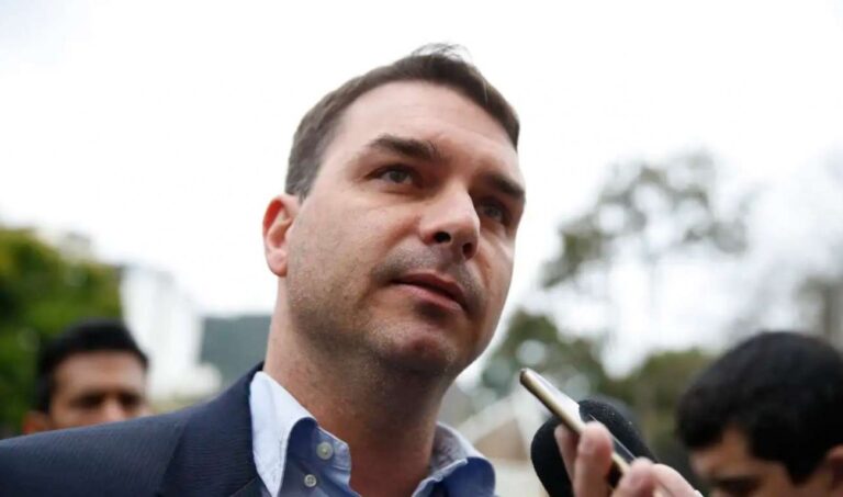 Inesperadamente, antigo inimigo se une a Flávio contra Lula