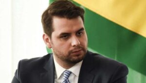 Deputado visita Filipe Martins e faz relatos assustadores sobre a situação do ex-assessor de Bolsonaro na prisão