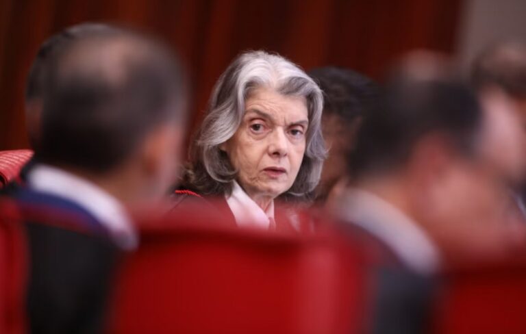 Cármen Lúcia sente e dá adeus ao TSE após embate com Gilmar