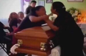 Duas mulheres brigam em velório após descobrirem que ambas mantinham relação amorosa com o falecido (veja o vídeo)