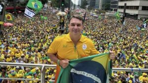 Surgem as primeiras camisetas em apoio a Flávio Bolsonaro