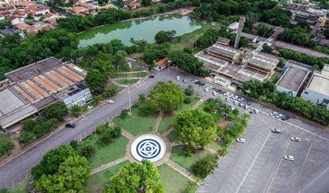 Em Universidade Federal professor aparece pelado em reunião com reitora e estudantes