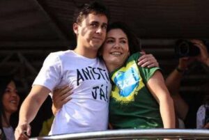 Michelle marca posição e exalta Nikolas