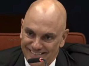 Moraes diz não a três deputados que querem visitar Filipe Martins