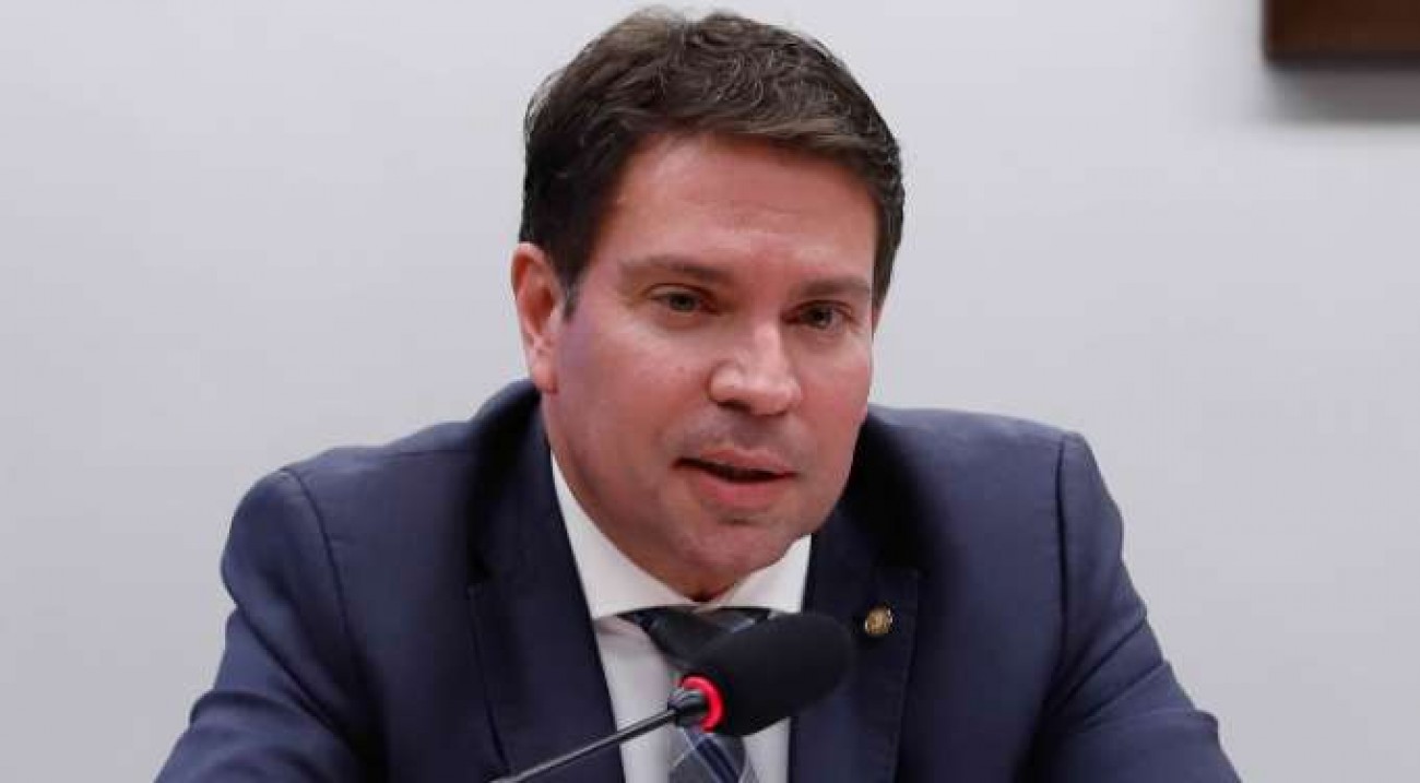 Ludmila Lins Grilo acaba com as fofocas da esquerda sobre suposta prisão de Ramagem