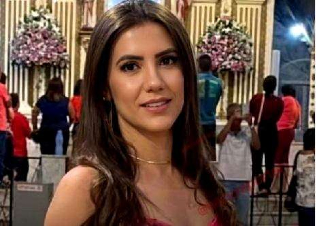 Jovem professora tenta defender o pai numa discussão e acaba assassinada a facadas