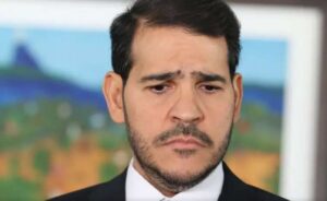 Messias chora copiosamente e tenta justificar parecer sobre aborto, mas não convence