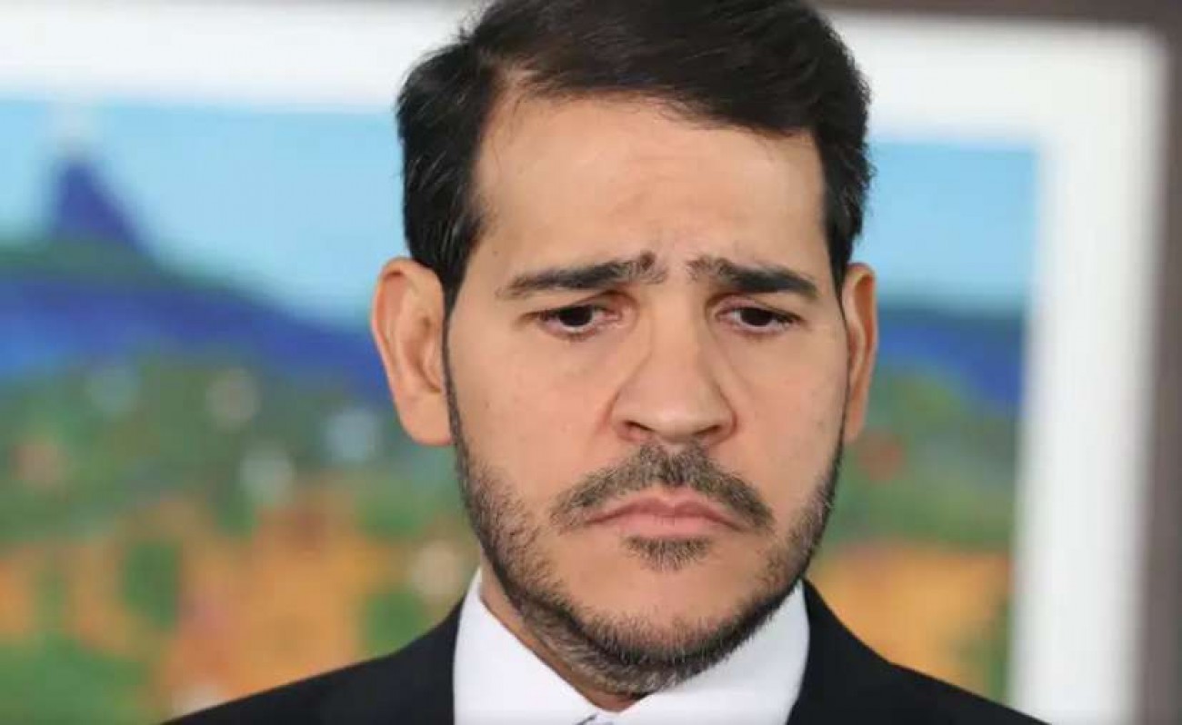 Messias chora copiosamente e tenta justificar parecer sobre aborto, mas não convence