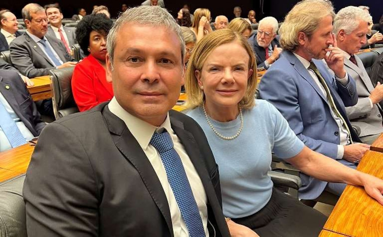 Fora de hora, Gleisi faz agradecimento especial ao companheiro de vida