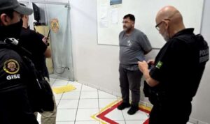 Homem foragido há mais de 30 anos que matou ex-esposa com 72 facadas é entregue pelo Paraguai a PF