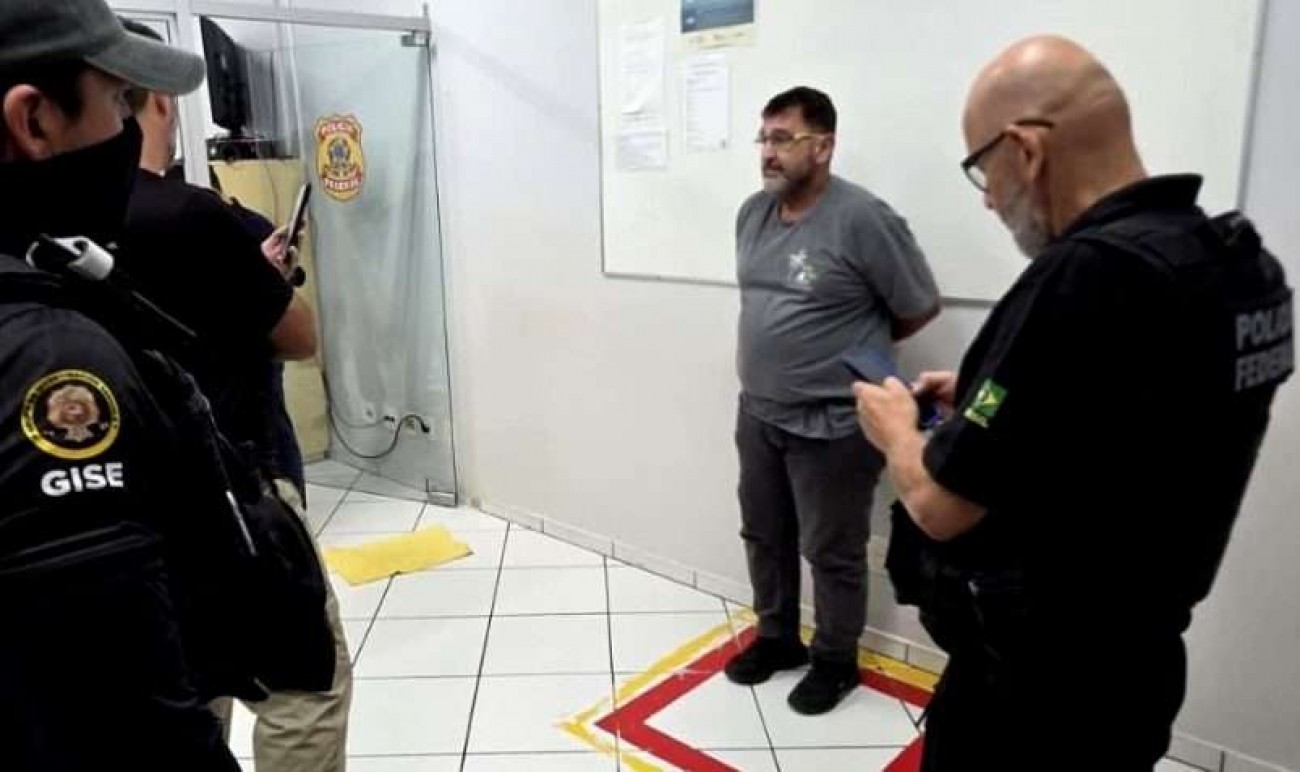 Homem foragido há mais de 30 anos que matou ex-esposa com 72 facadas é entregue pelo Paraguai a PF