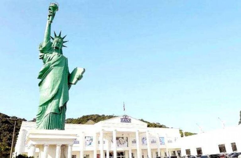 Ministério Público entra com ação absurda e exige retirada de estátua da Havan. Hang reage indignado