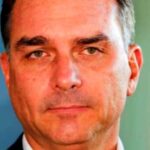 Flávio está a uma canetada de ser impedido de concorrer. A sociedade precisa reagir…