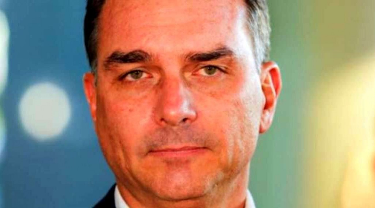 Flávio está a uma canetada de ser impedido de concorrer. A sociedade precisa reagir…