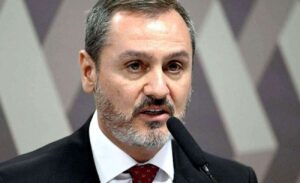 Silenciosamente com o rabo entre as pernas Andrei toma decisão após expulsão de delegado dos EUA