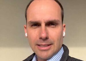 Eduardo reage à expulsão de delegado nos EUA e manda recado à Moraes