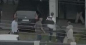 Policial é atacado dentro da residência de Bolsonaro