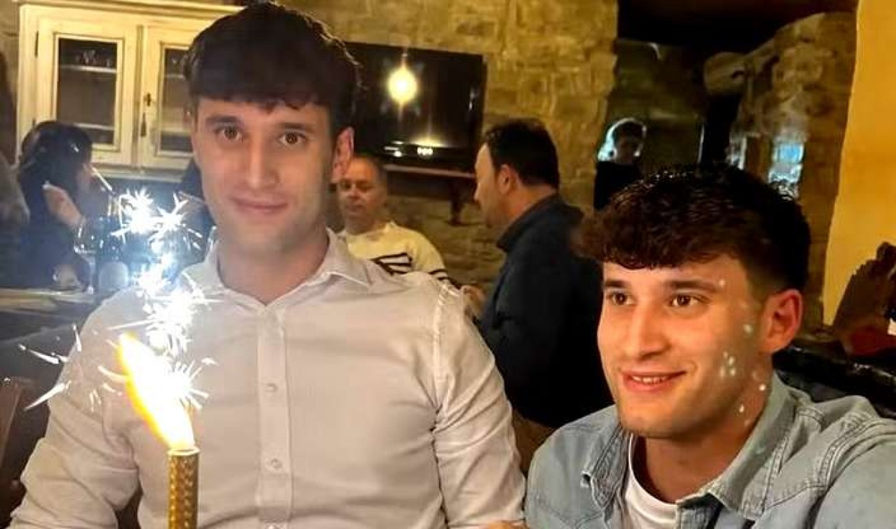 O último abraço dos irmãos gêmeos que morreram eletrocutados