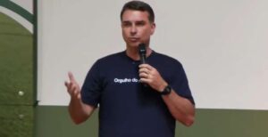 Aos gritos de presidente, Flávio é ovacionado em um dos maiores eventos do Agro do Brasil (veja o vídeo)
