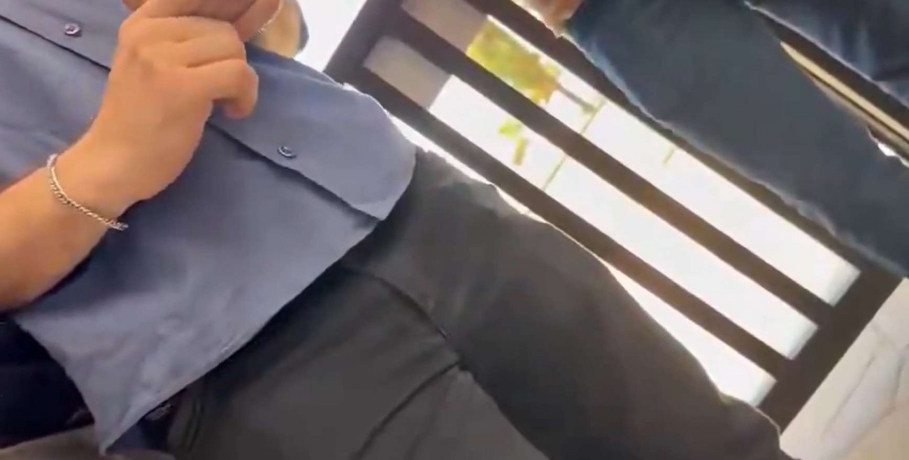 URGENTE: Agentes da PF são flagrados pressionando morador que colocou bandeira de ladrão em sua janela (veja o vídeo)