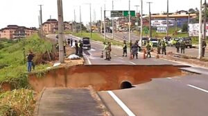 Ceará do PT: Estrada cede, engole veículos e uma morte é confirmada