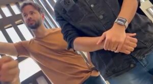 Intimidação feita por agentes da PF por faixa escrita ladrão repercute internacionalmente