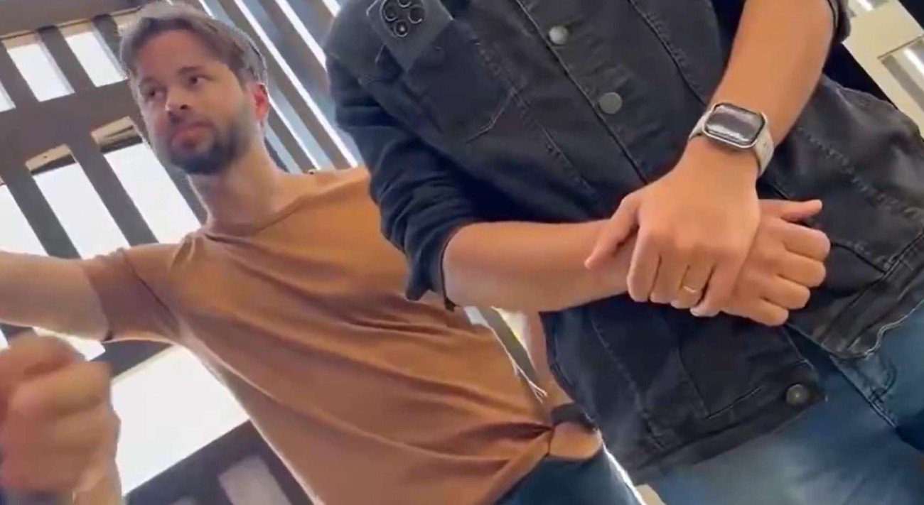 Intimidação feita por agentes da PF por faixa escrita ladrão repercute internacionalmente