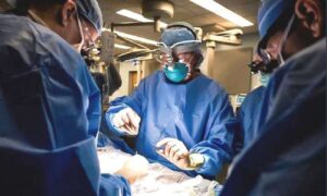 Morre médico brasileiro de fama internacional que realizou o 1º transplante de fígado de doador vivo no mundo