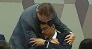 O estranho abraço recebido por Messias durante a sabatina (veja o vídeo)