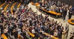 Congresso age, impõe derrota a Lula e finalmente haverá redução de penas pelo 8 de janeiro