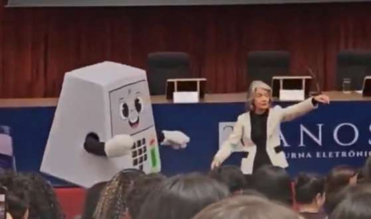 Com apenas uma palavra, Nikolas resume a nova mascote do TSE