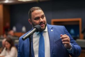 Mensagens aterrorizantes encontradas no celular de deputado preso: depois de 12 tiros no portão o recado está dado