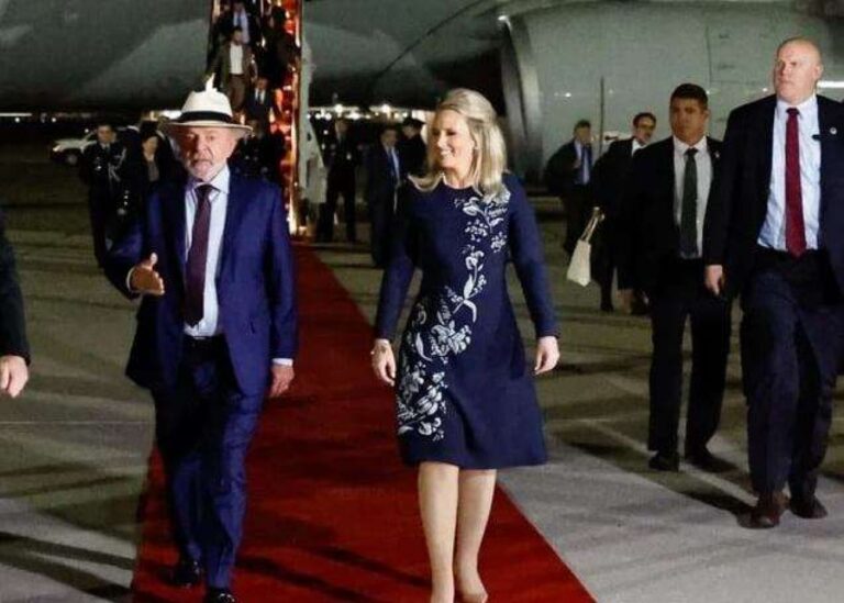 Totalmente fragilizado Lula desembarca em Washington
