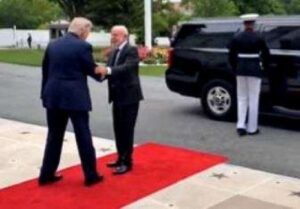 Trump afasta e evita abraço de Lula (veja o vídeo)