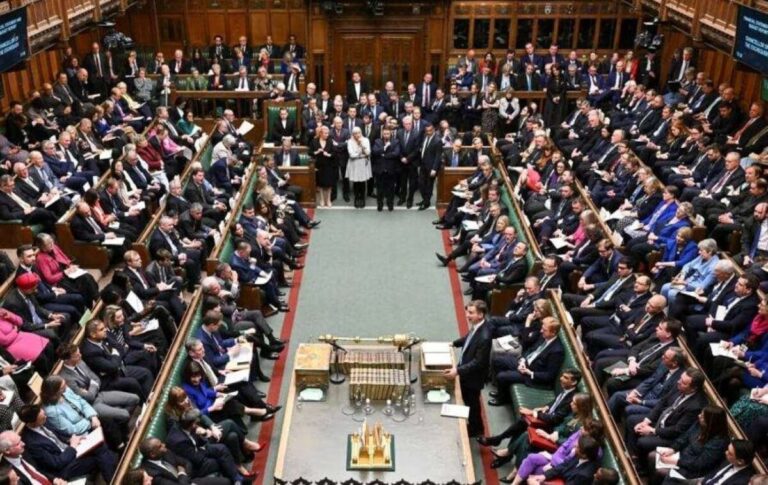 Direita esmaga a esquerda em eleições britânicas e promove mudança histórica