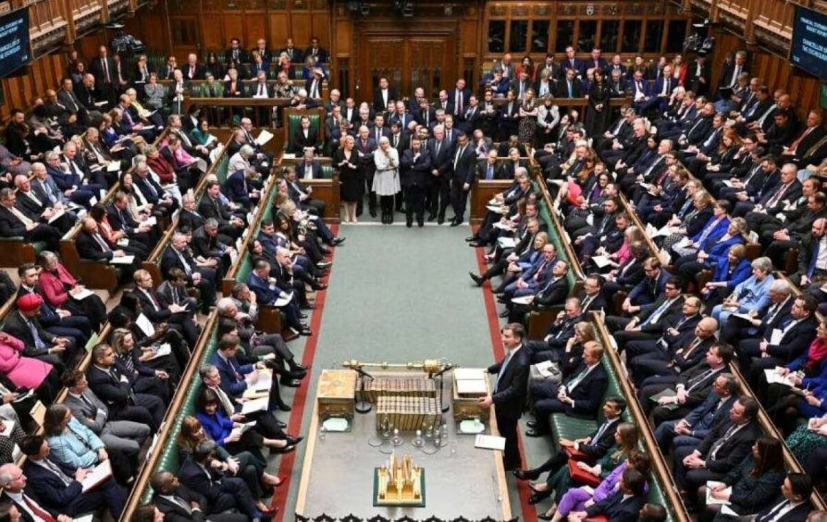 Direita esmaga a esquerda em eleições britânicas e promove mudança histórica