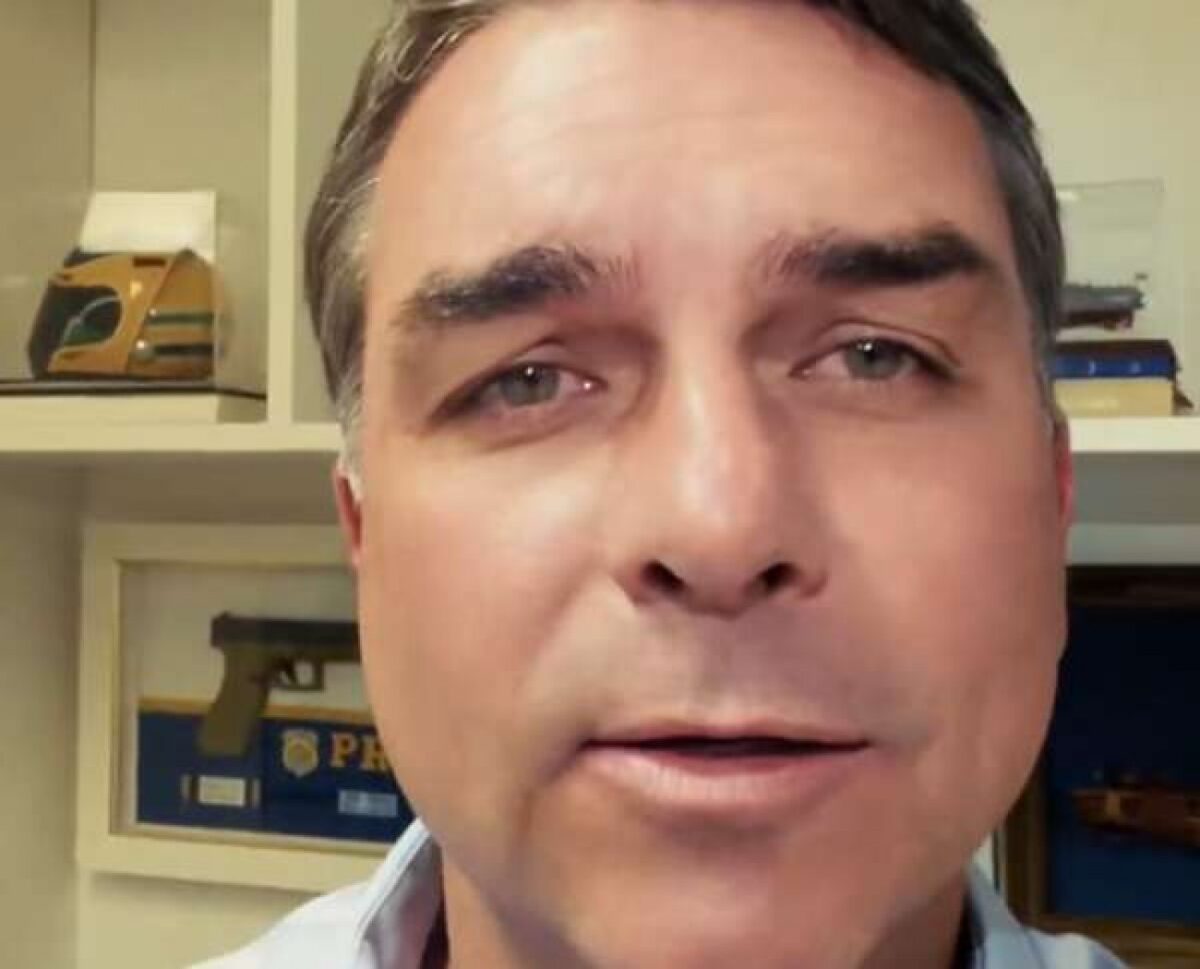 Em poucos segundos, Flávio expõe o ponto fraco da esquerda