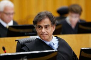 As incoerências e hipocrisias de um vermelho que preside um tribunal superior