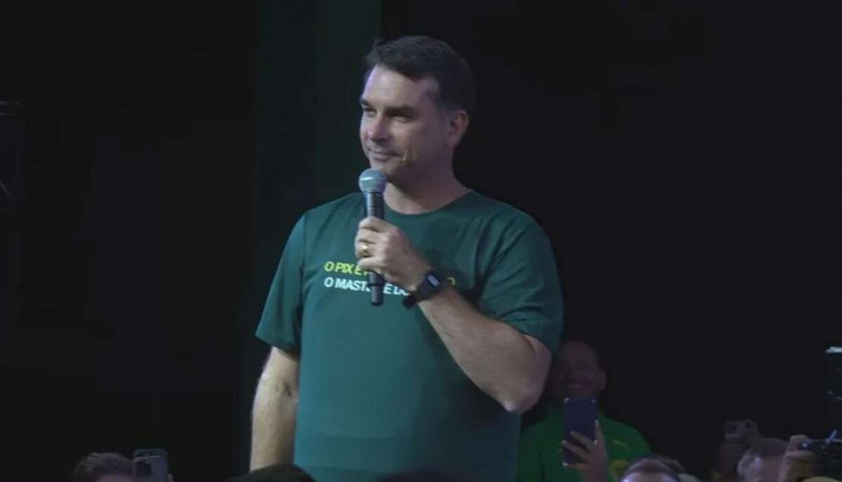 Com apenas uma camiseta, Flávio deixa a esquerda em surto