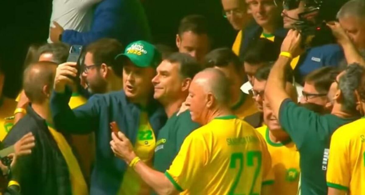 Flávio Bolsonaro apresenta novo jingle de pré-campanha (veja o vídeo)