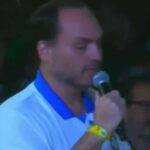 Carlos Bolsonaro não consegue segurar as lágrimas ao expor dura realidade (veja o vídeo)
