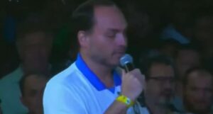 Carlos Bolsonaro não consegue segurar as lágrimas ao expor dura realidade (veja o vídeo)