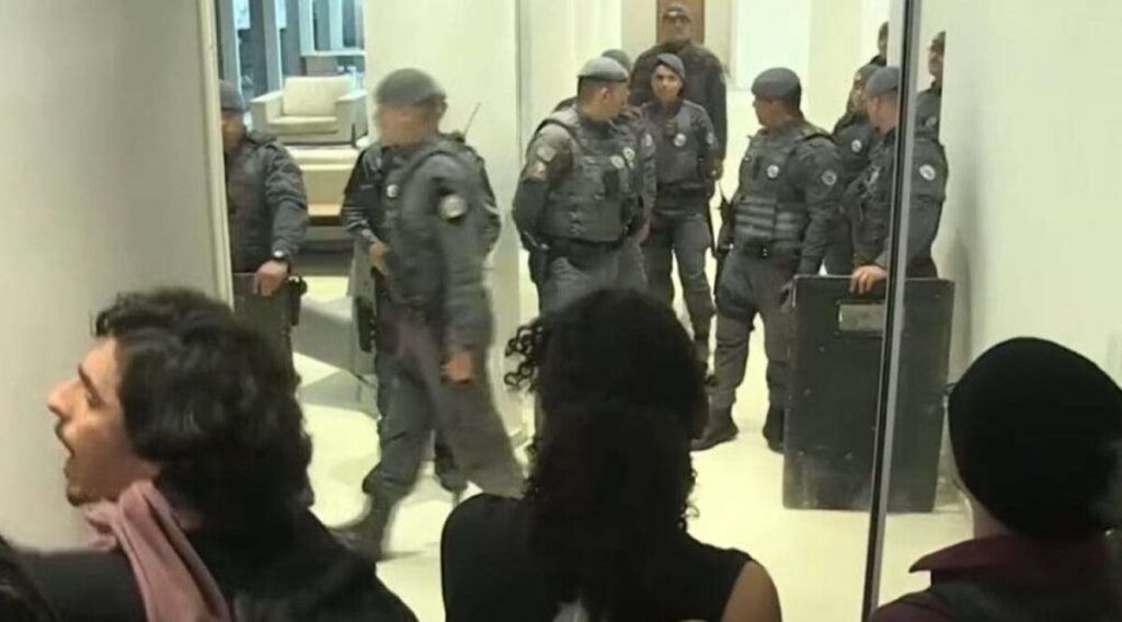 PM acaba com a inacreditável farra de estudantes no prédio da USP (veja o vídeo)