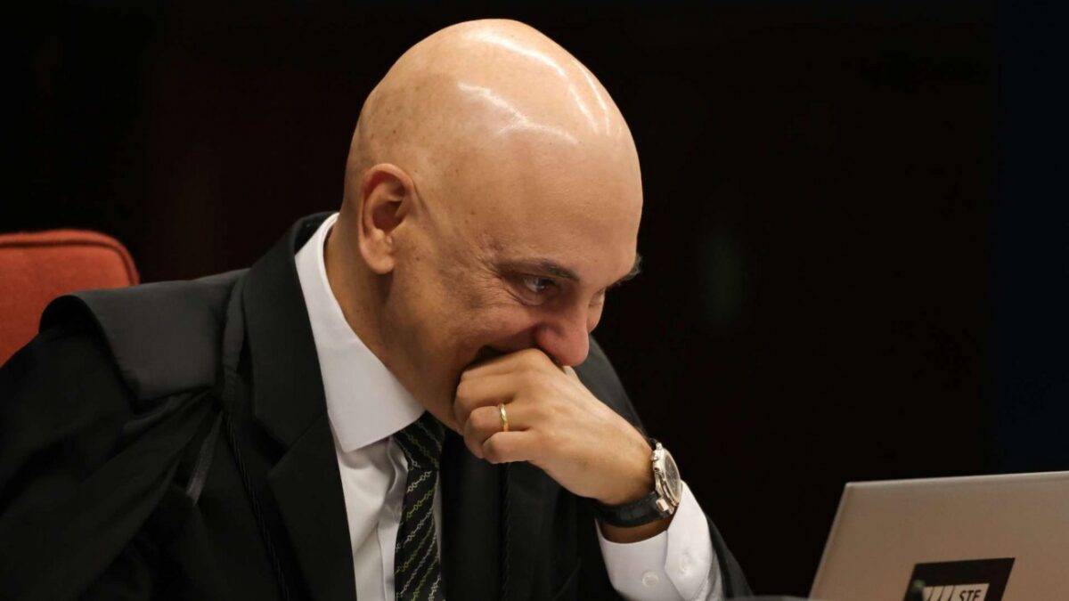 O juiz do jogo rasga o regulamento toma decisão fora das regras e fecha o Congresso numa canetada